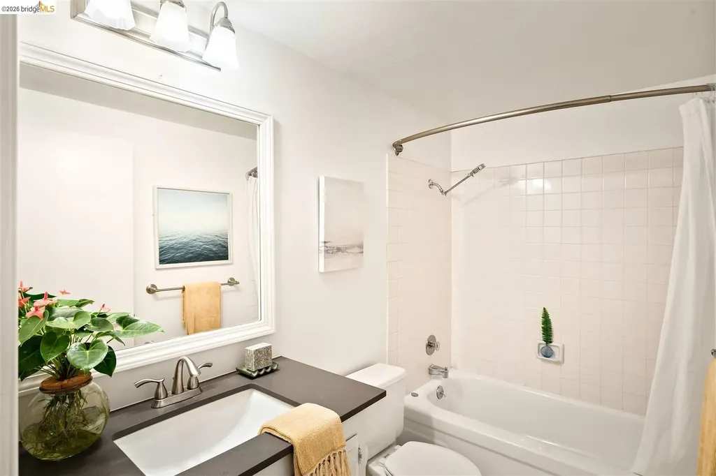 32 Sereno Circle Oakland CA 94619
