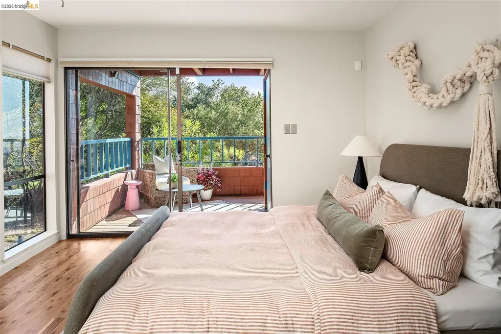 32 Sereno Circle Oakland CA 94619