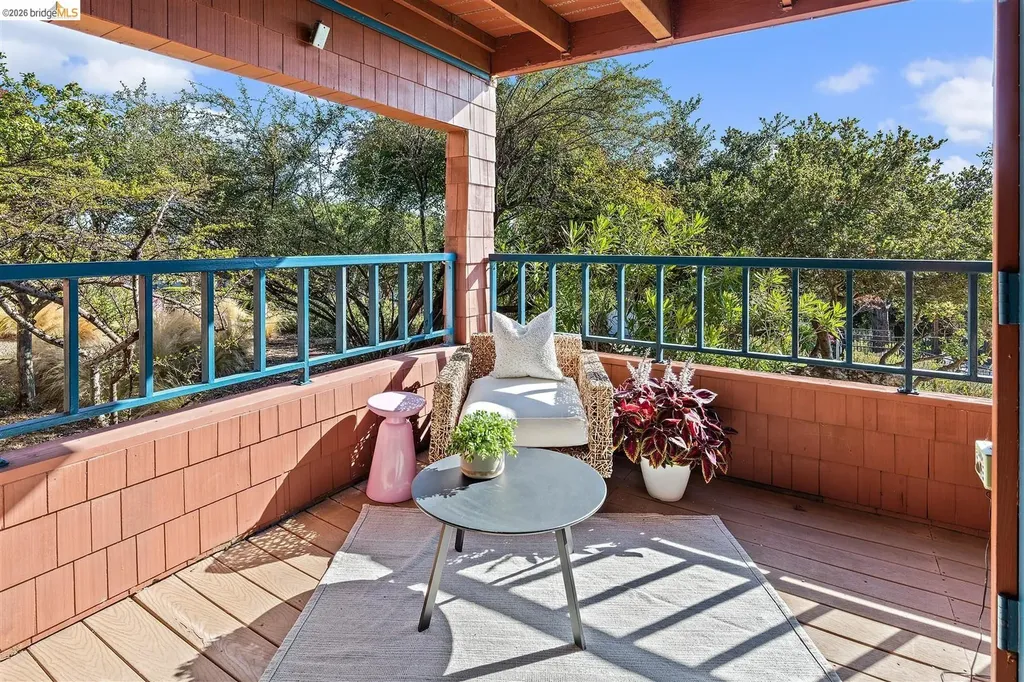 32 Sereno Circle Oakland CA 94619
