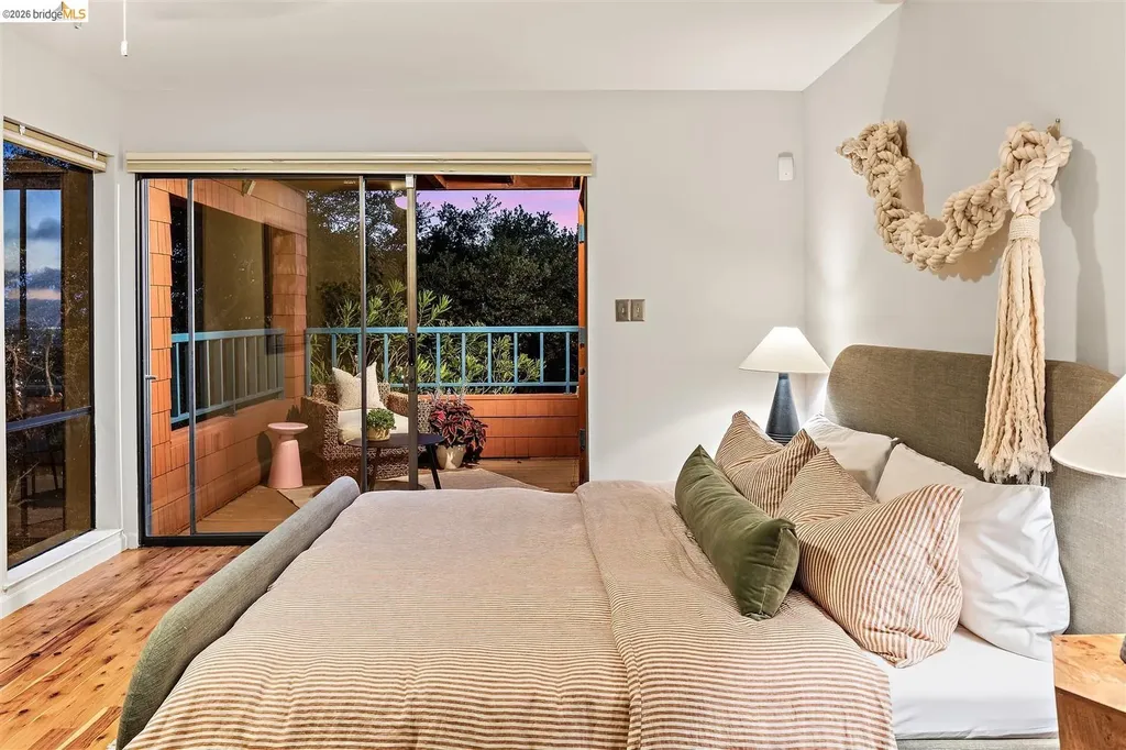 32 Sereno Circle Oakland CA 94619