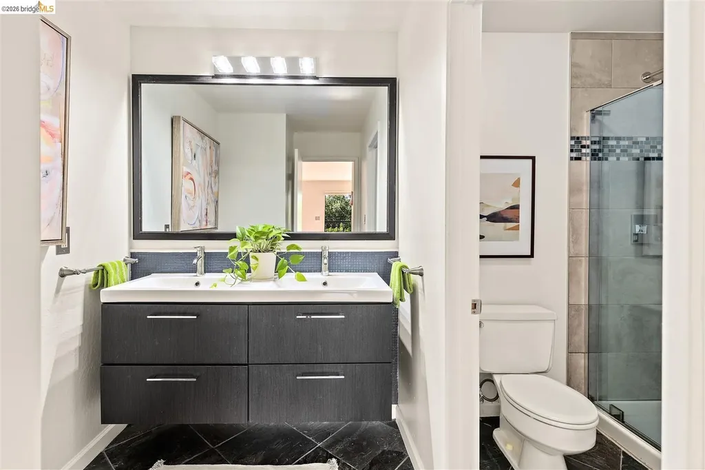 32 Sereno Circle Oakland CA 94619