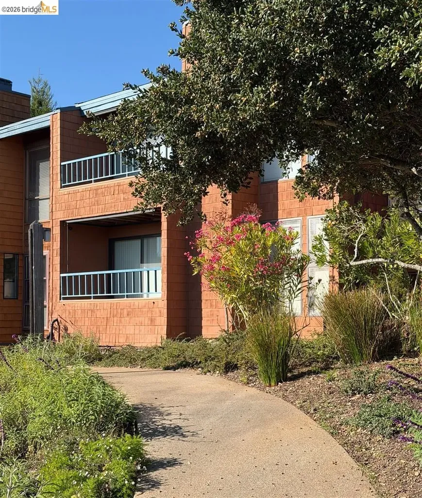32 Sereno Circle Oakland CA 94619