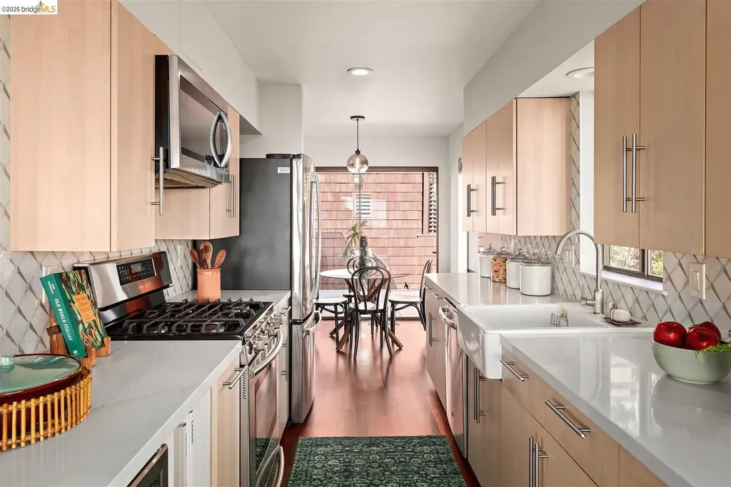 32 Sereno Circle Oakland CA 94619