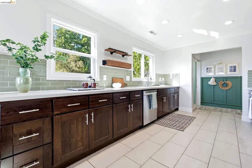 7308 Hillmont Oakland CA 94605