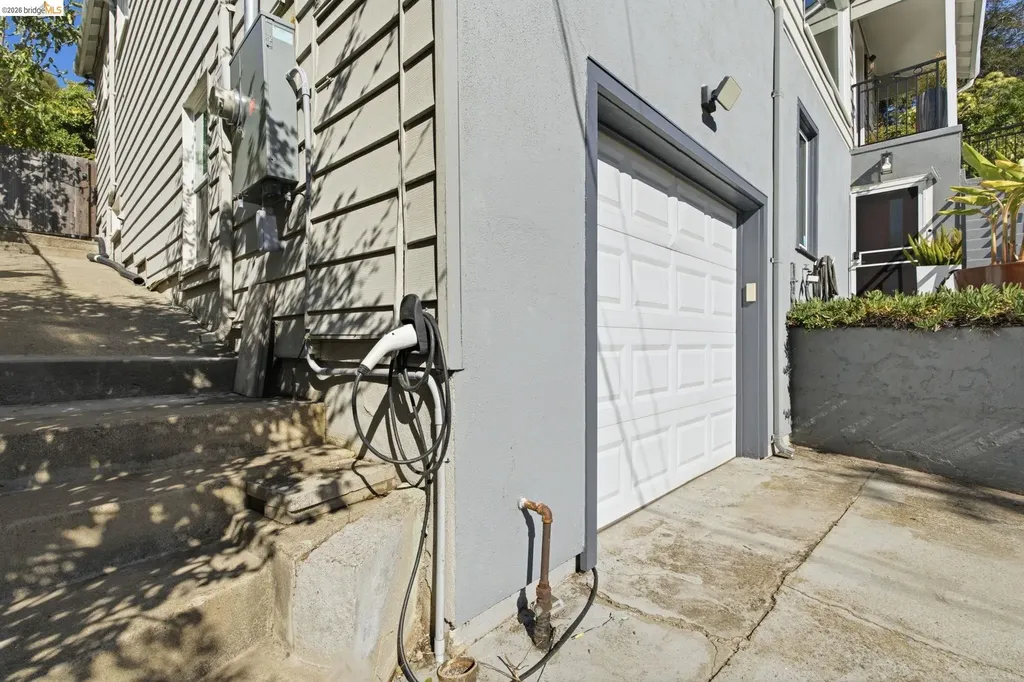7308 Hillmont Oakland CA 94605