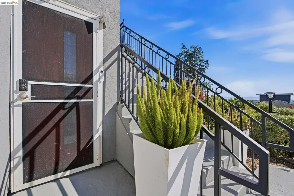7308 Hillmont Oakland CA 94605