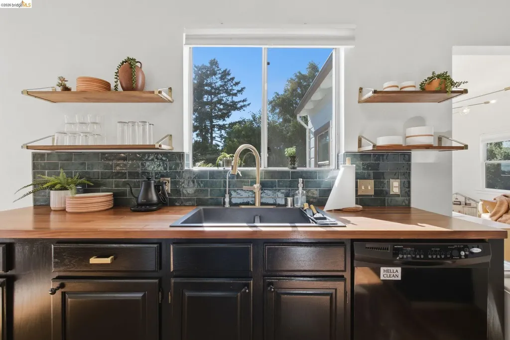 3917 Columbian Drive Oakland CA 94605