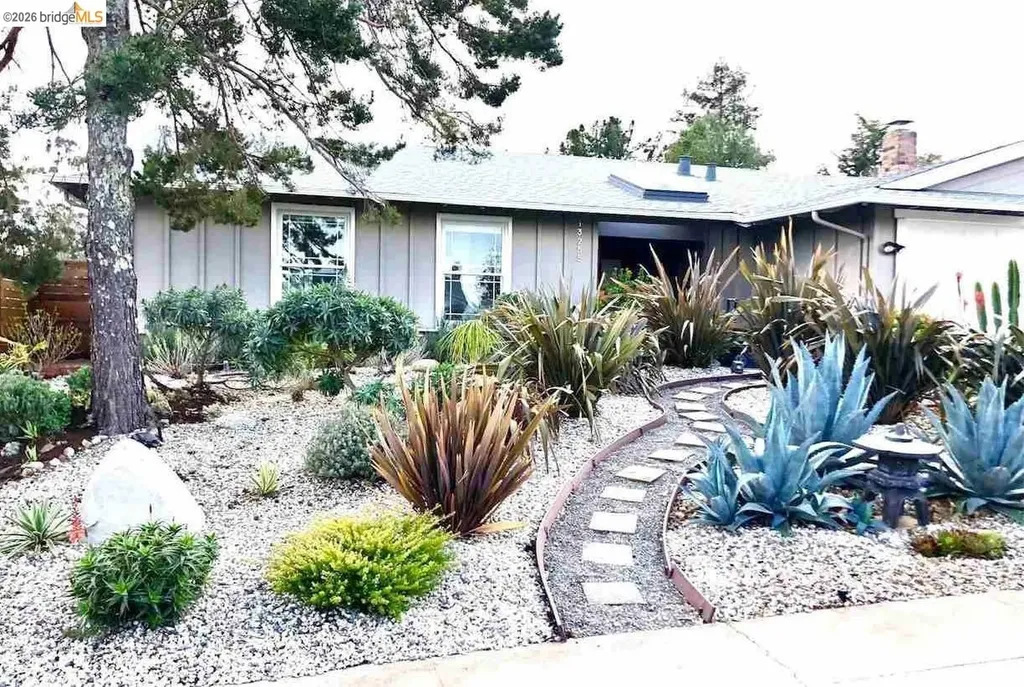 13255 Clairepointe Way Oakland CA 94619