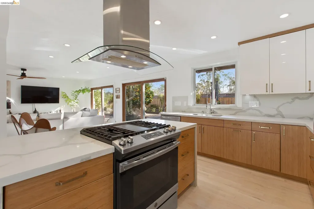 13255 Clairepointe Way Oakland CA 94619