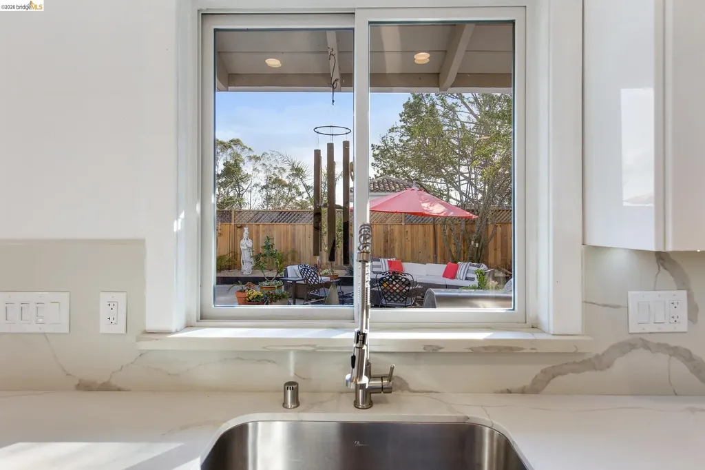 13255 Clairepointe Way Oakland CA 94619