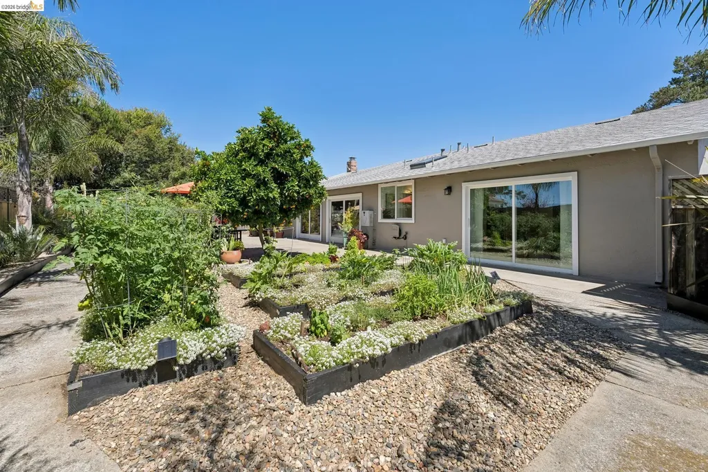 13255 Clairepointe Way Oakland CA 94619