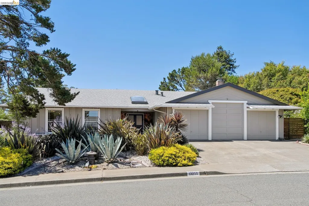 13255 Clairepointe Way Oakland CA 94619