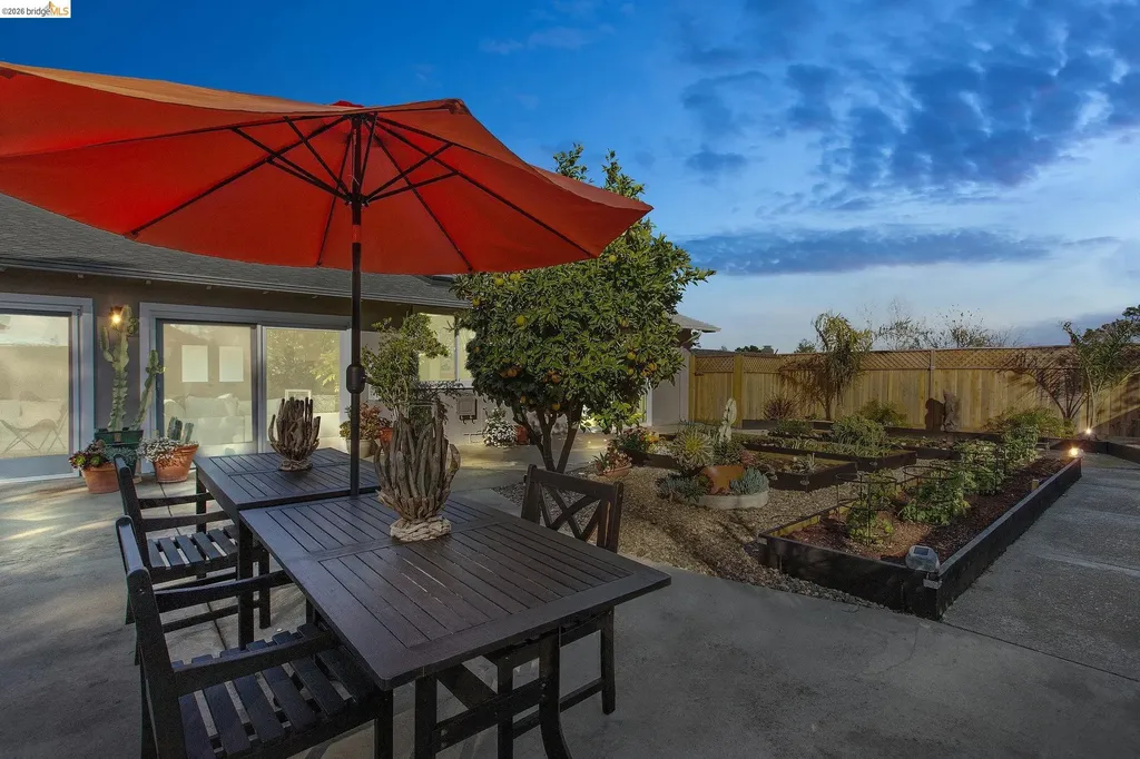 13255 Clairepointe Way Oakland CA 94619
