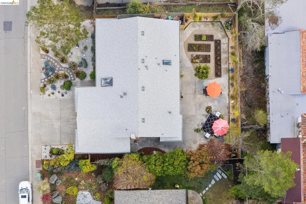 13255 Clairepointe Way Oakland CA 94619