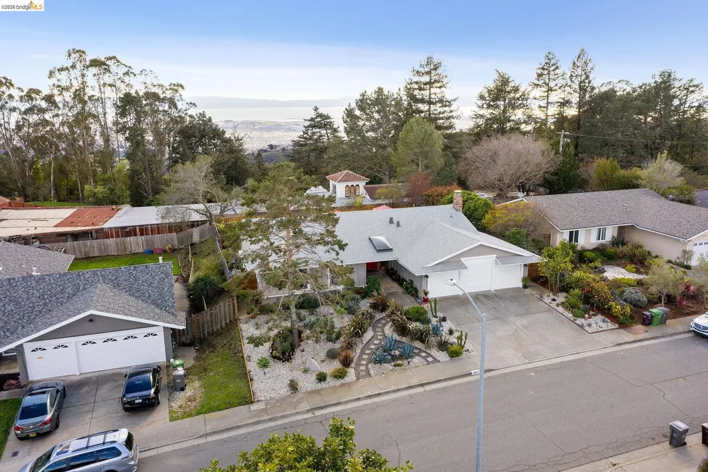 13255 Clairepointe Way Oakland CA 94619