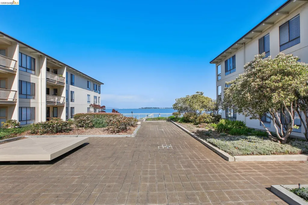 9 Commodore Drive Emeryville CA 94608