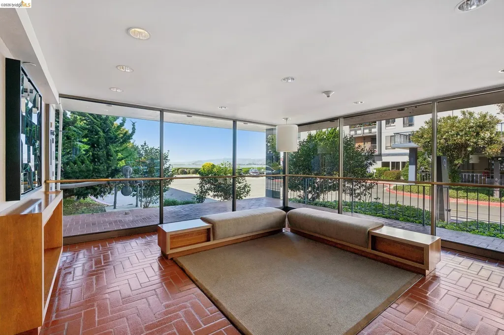 9 Commodore Drive Emeryville CA 94608