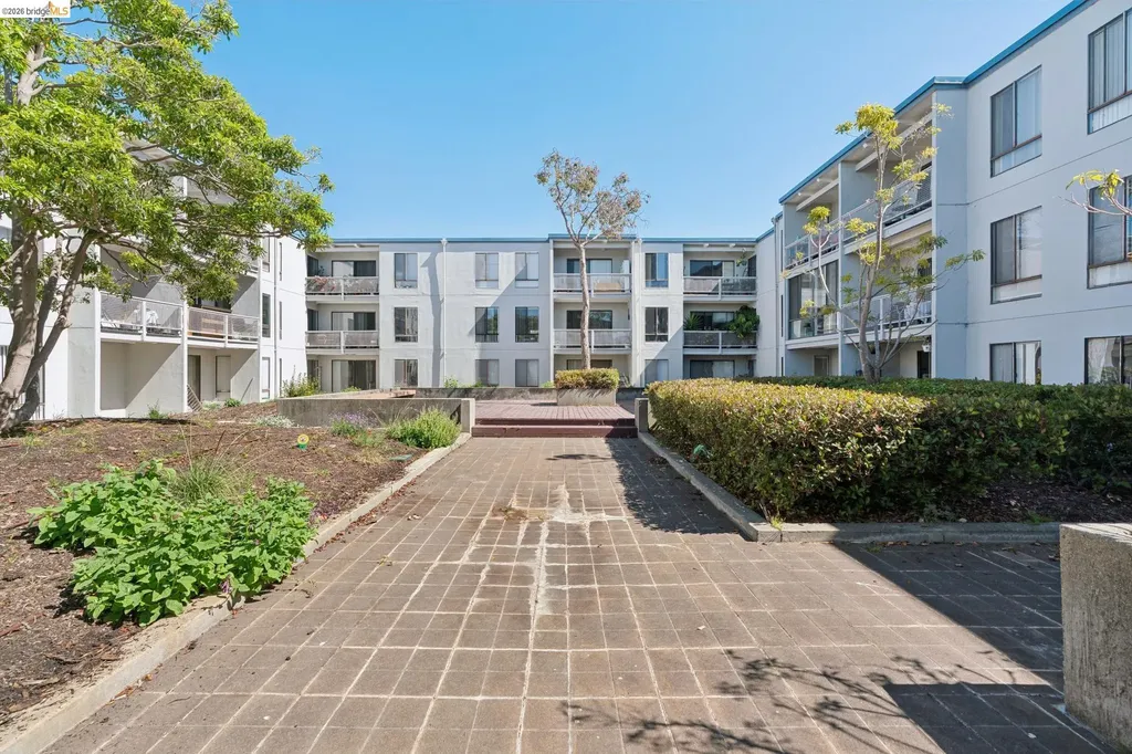 9 Commodore Drive Emeryville CA 94608