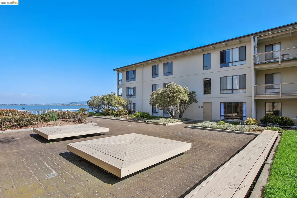 9 Commodore Drive Emeryville CA 94608