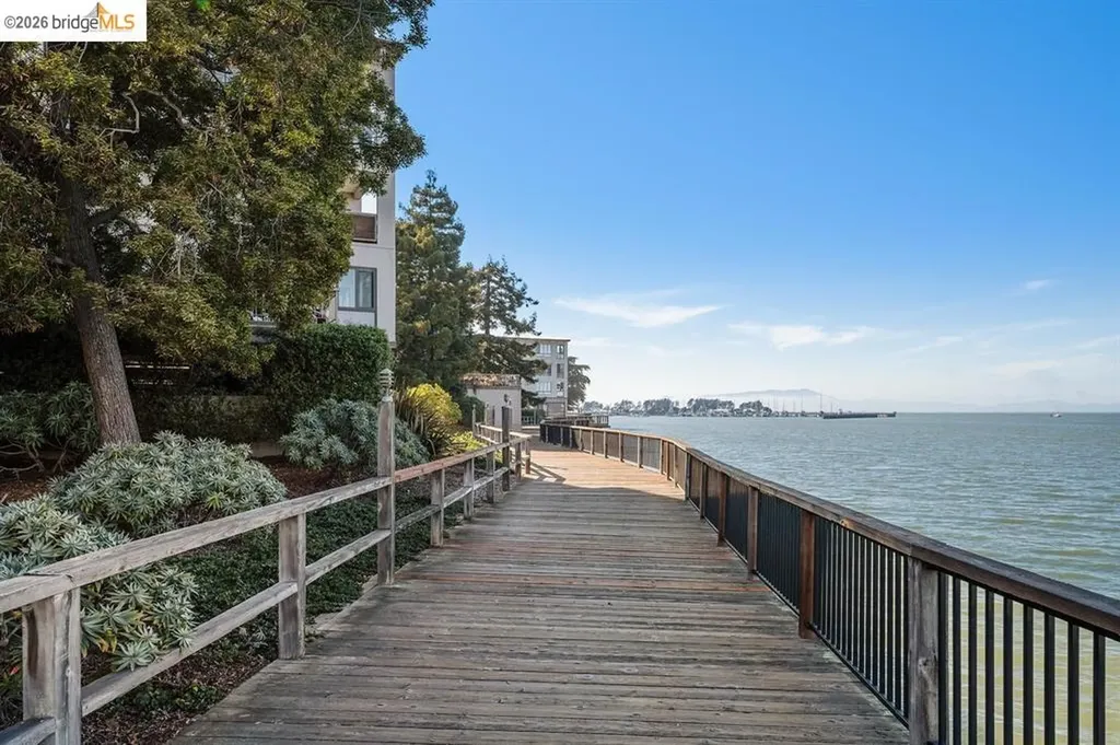 9 Commodore Drive Emeryville CA 94608