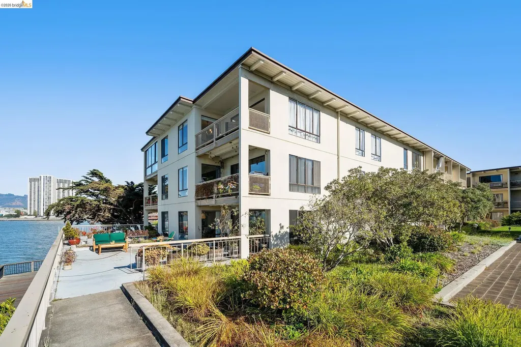 9 Commodore Drive Emeryville CA 94608