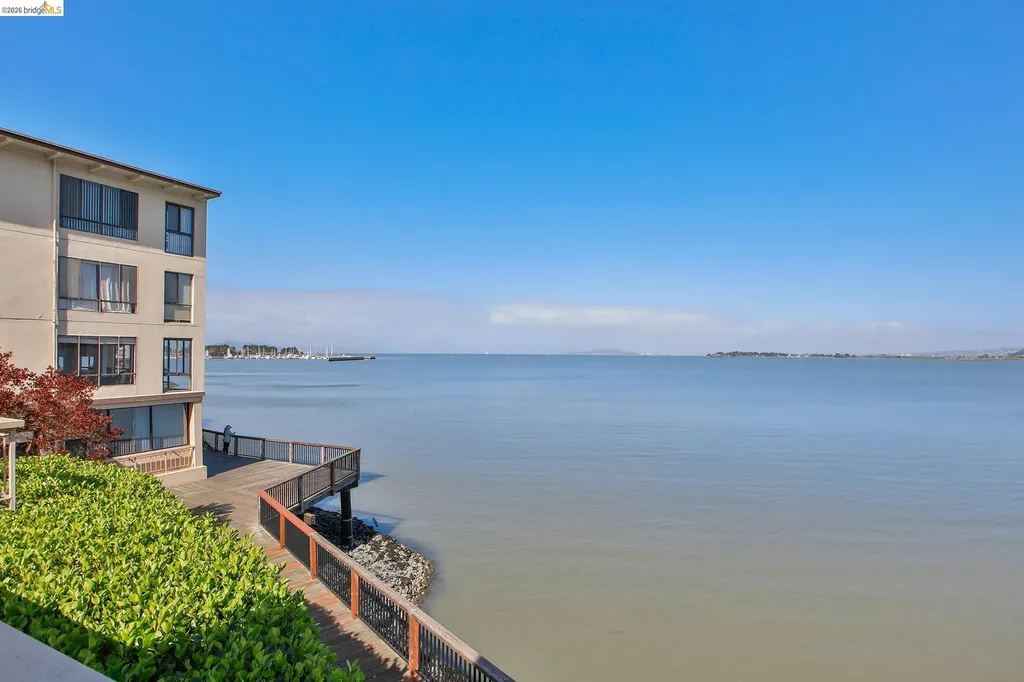9 Commodore Drive Emeryville CA 94608