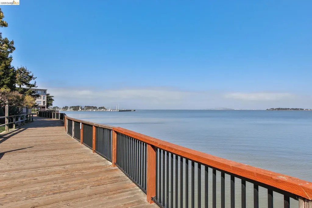 9 Commodore Drive Emeryville CA 94608