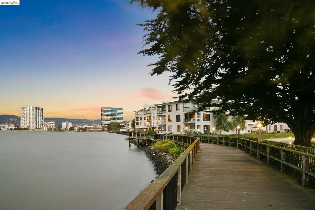 9 Commodore Drive Emeryville CA 94608