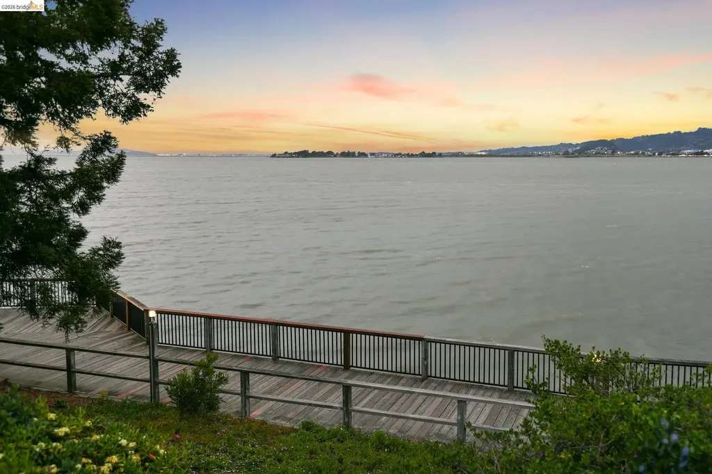 9 Commodore Drive Emeryville CA 94608