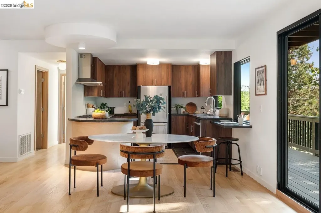 433 Capricorn Avenue Oakland CA 94611