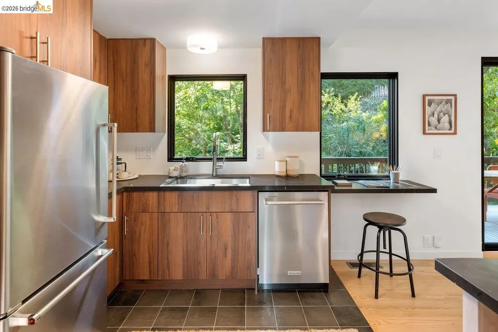 433 Capricorn Avenue Oakland CA 94611