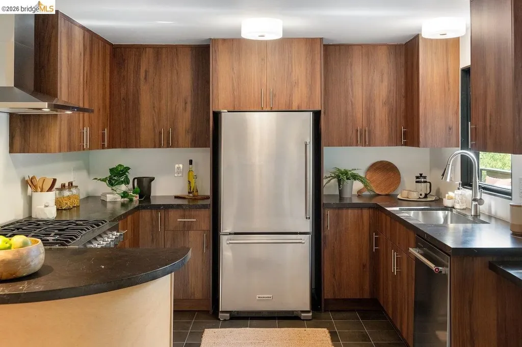 433 Capricorn Avenue Oakland CA 94611