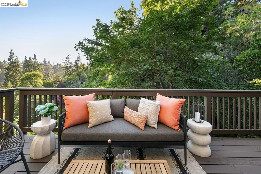 433 Capricorn Avenue Oakland CA 94611