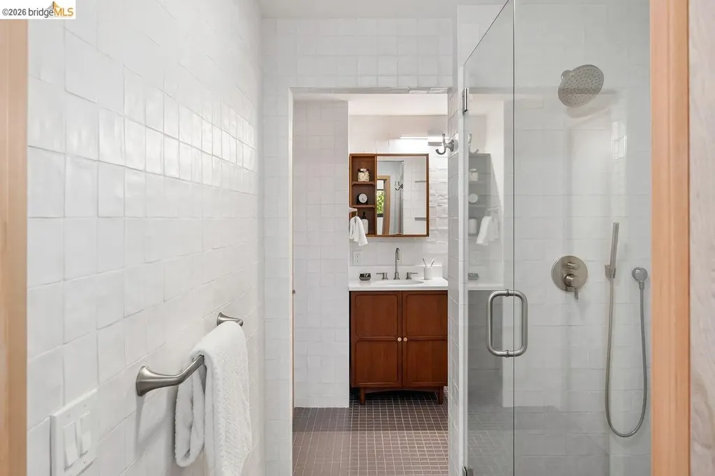 433 Capricorn Avenue Oakland CA 94611