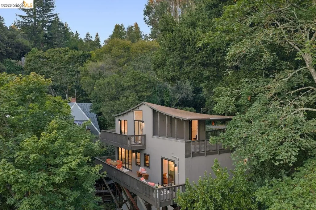 433 Capricorn Avenue Oakland CA 94611
