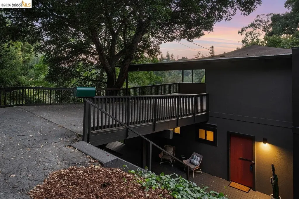 433 Capricorn Avenue Oakland CA 94611