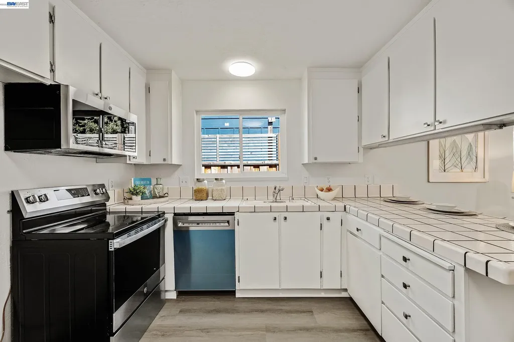 5195 Camino Alta Mira Castro Valley CA 94546