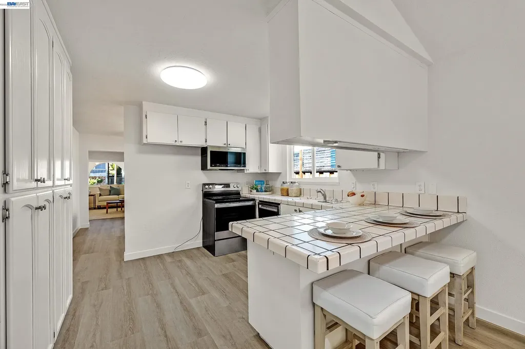 5195 Camino Alta Mira Castro Valley CA 94546