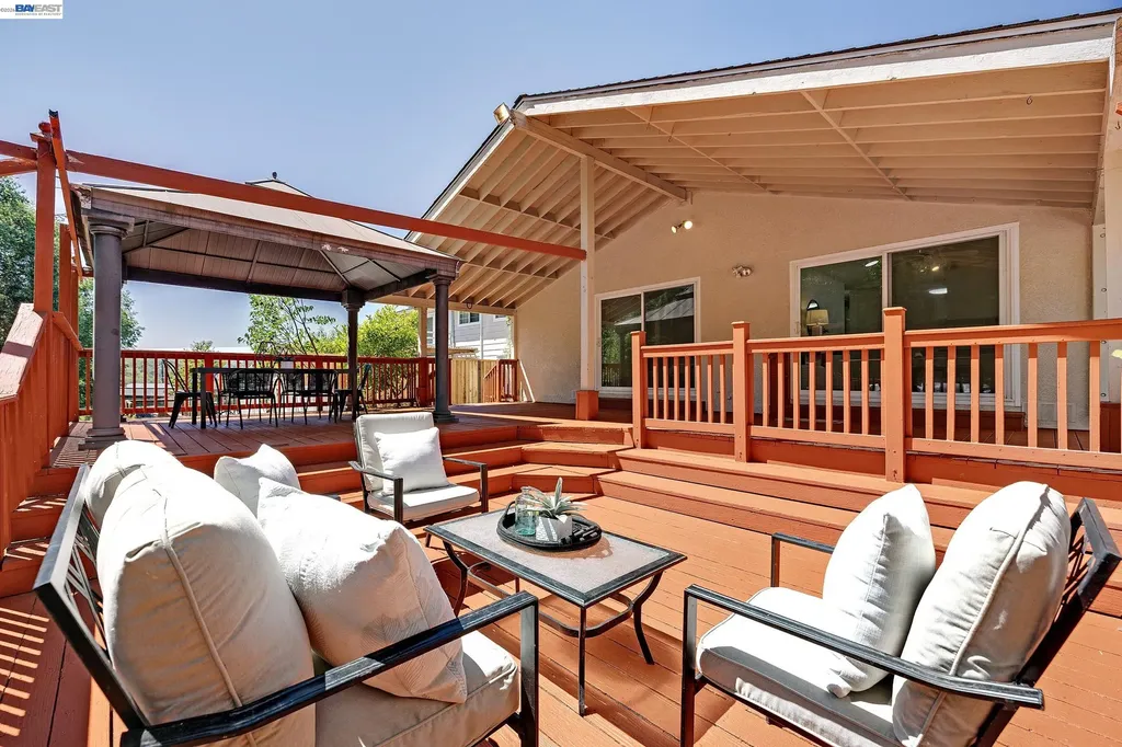 5195 Camino Alta Mira Castro Valley CA 94546