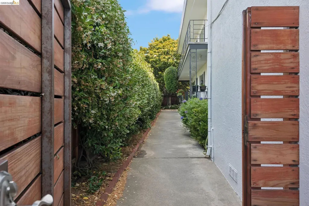3054 Bona Street Oakland CA 94601