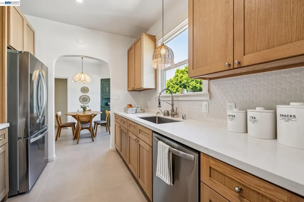 467 Santa Clara Avenue Alameda CA 94501