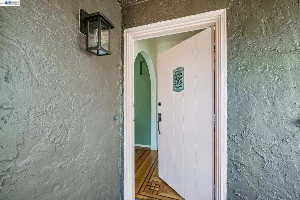 467 Santa Clara Avenue Alameda CA 94501