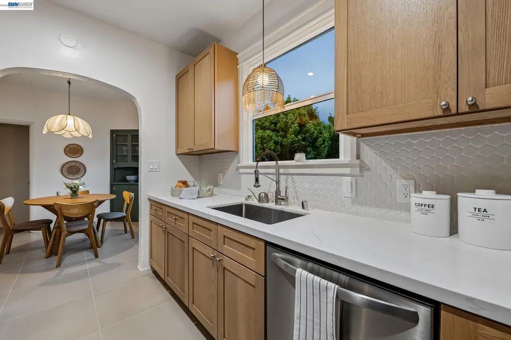 467 Santa Clara Avenue Alameda CA 94501