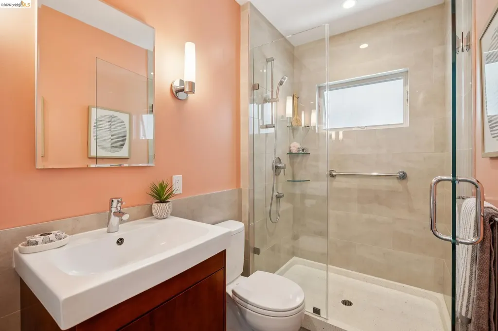 390 43rd Oakland CA 94609