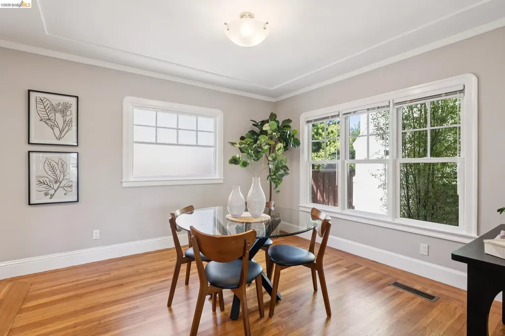 390 43rd Oakland CA 94609