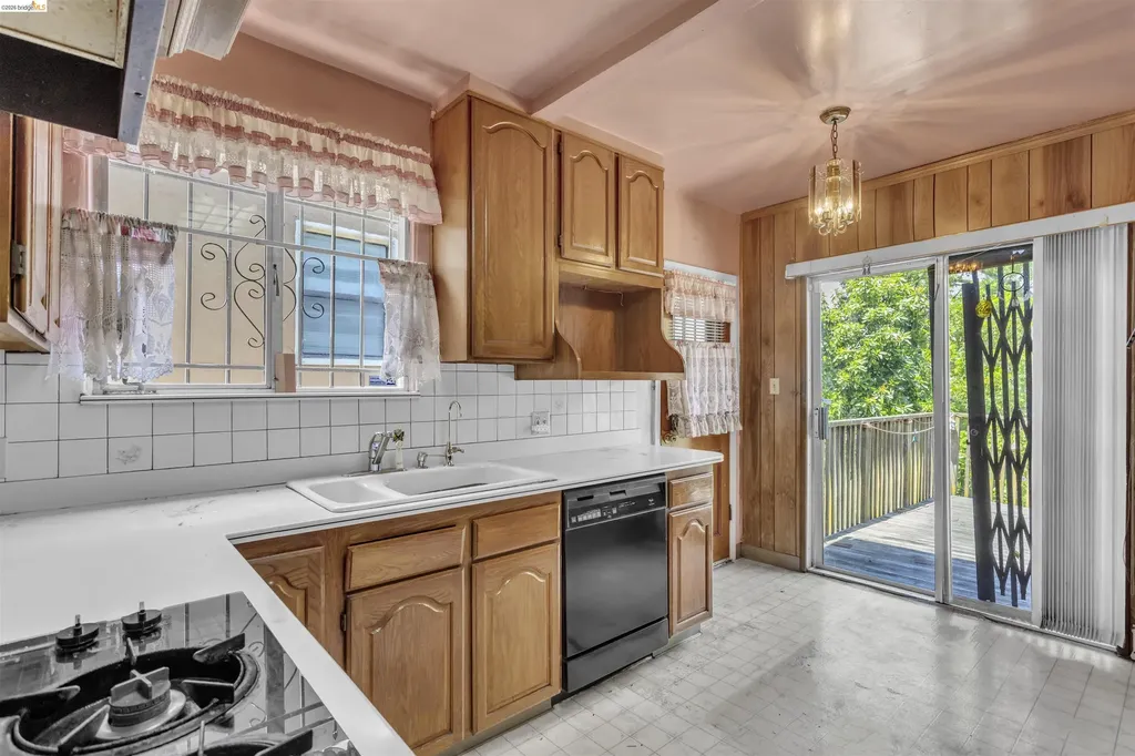 3508 Morcom Avenue Oakland CA 94619
