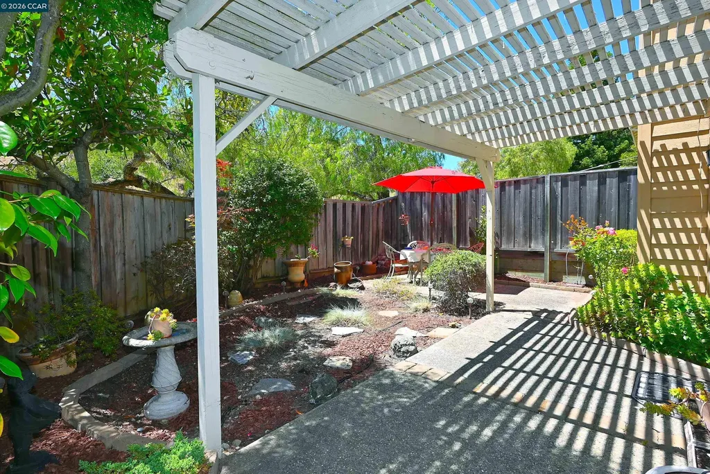 6670 Edgewood Way Castro Valley CA 94552
