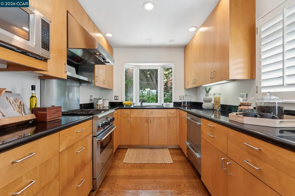 5821 Colton Boulevard Oakland CA 94611