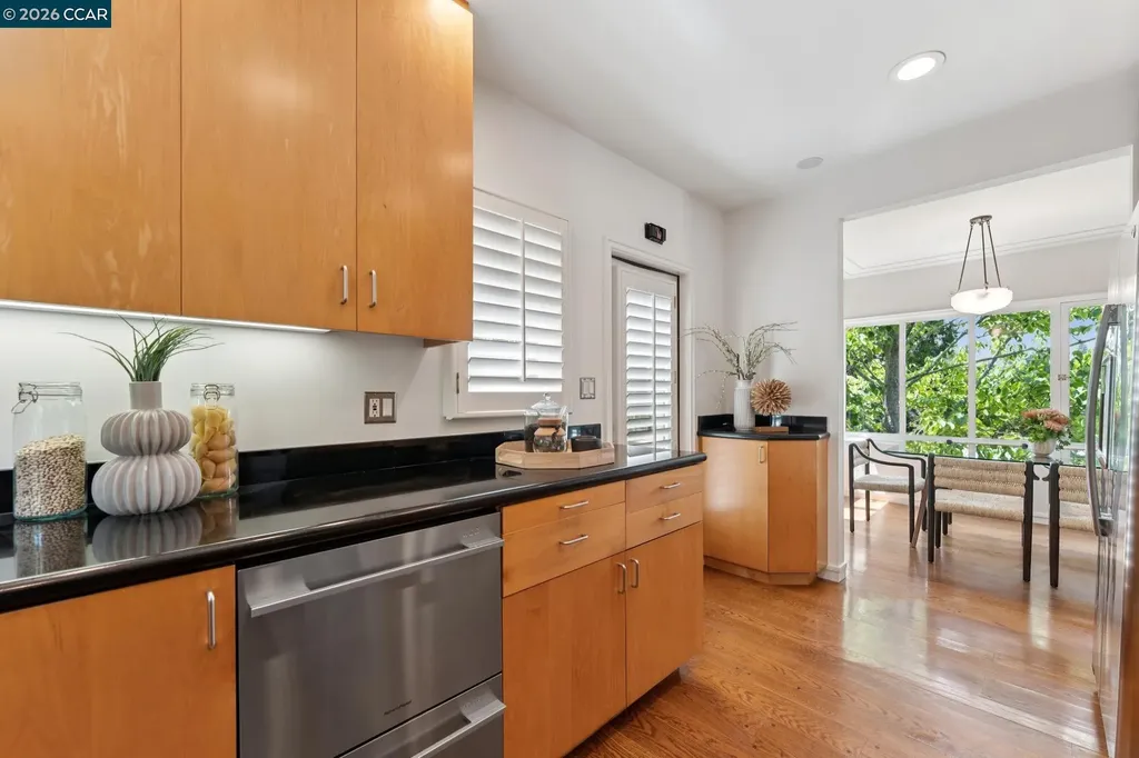 5821 Colton Boulevard Oakland CA 94611