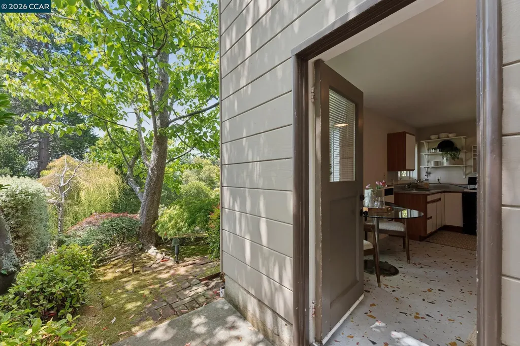 5821 Colton Boulevard Oakland CA 94611